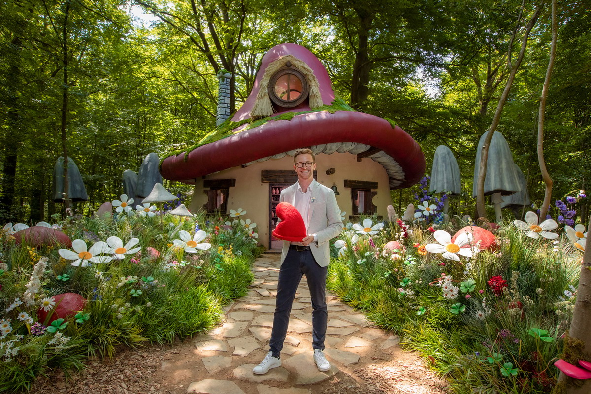 Vivi come un Puffo per un giorno: Airbnb lancia un’esperienza magica nei boschi del Belgio